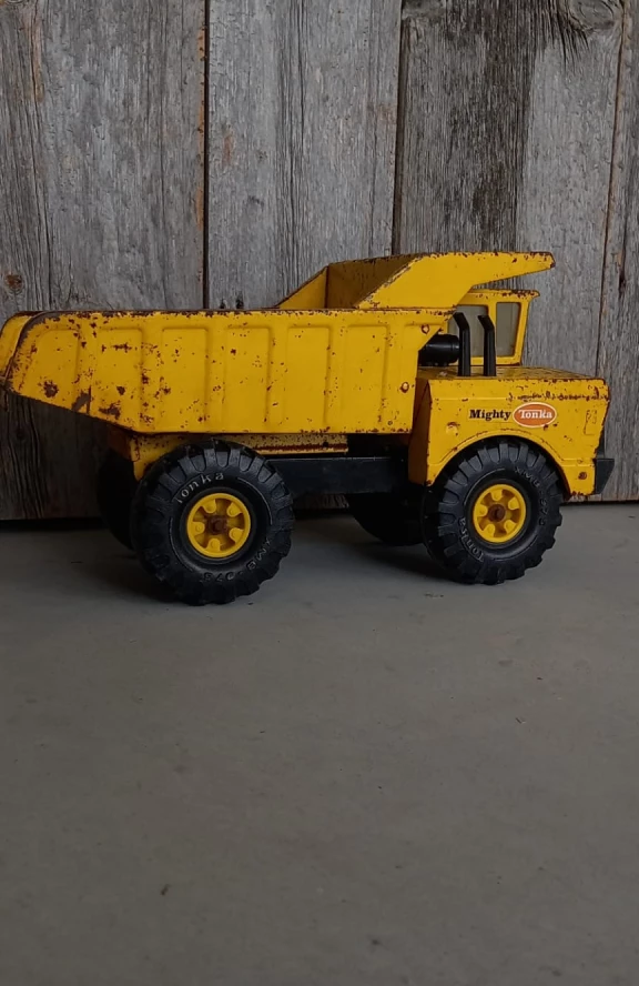Another image of Gele Tonka mighty truck