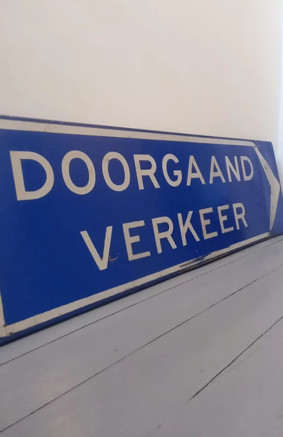 Another image of Verkeersbord - doorgaand verkeer