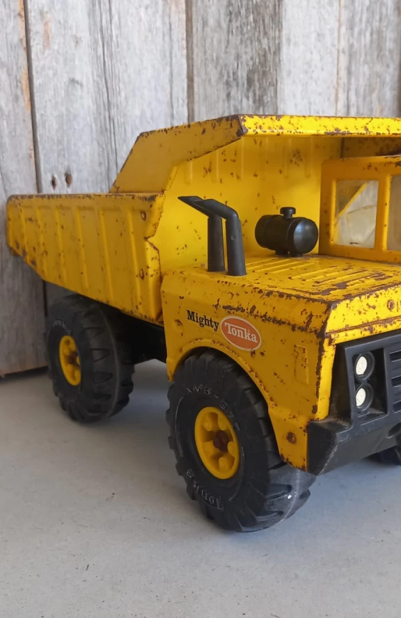 Another image of Gele Tonka mighty truck