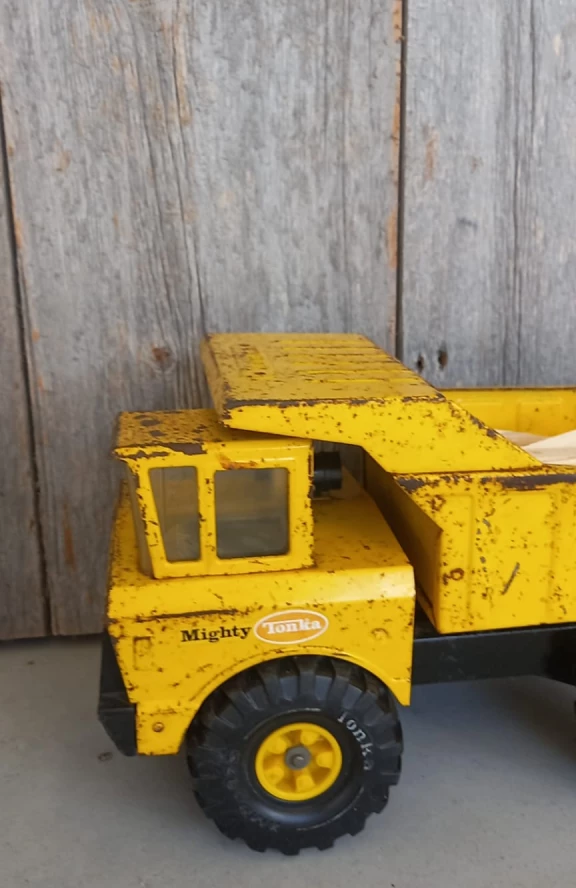 Another image of Gele Tonka mighty truck