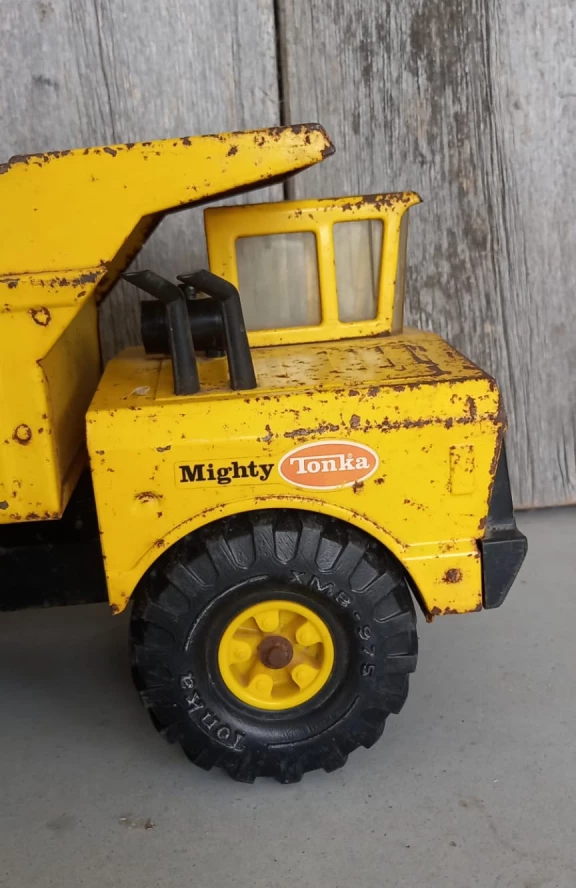 Another image of Gele Tonka mighty truck